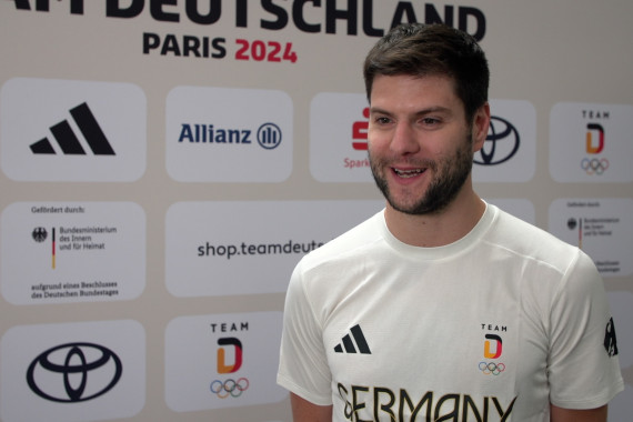 Im Interview spricht Dimitrij Ovtcharov, zweimaliger Tischtennis-Olympia-Dritte, u.a. über seine Eindrücke bei der Einkleidung in Düsseldorf sowie seine Zielsetzung bei den Olympischen Spielen in Paris.