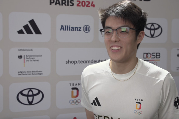 Im Interview spricht Tischtennis-Europameister Dang Qiu u.a. über seine Eindrücke bei der Einkleidung in Düsseldorf sowie seine Zielsetzung bei den Olympischen Spielen in Paris.