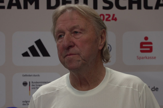 Im Interview spricht Horst Hrubesch, Bundestrainer der Frauen-Fußballnationalmannschaft, u.a. über die Einkleidung und die Olympischen Spiele in Paris.