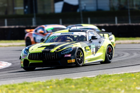 Enrico Förderer und Jay Mo Härtling gewannen bei ihrem ADAC GT4 Germany-Debüt