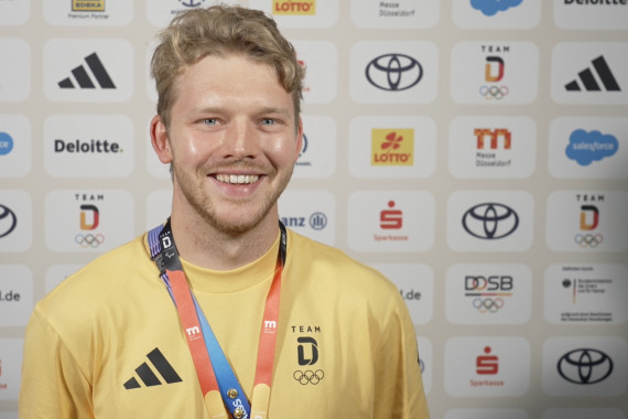 Im Interview spricht Hockey-Nationalspieler Thies Prinz u.a. über seine ersten Olympischen Spiele, seinen ersten Eindruck vom Deutschen Haus sowie die anstehende Partie gegen Südafrika.