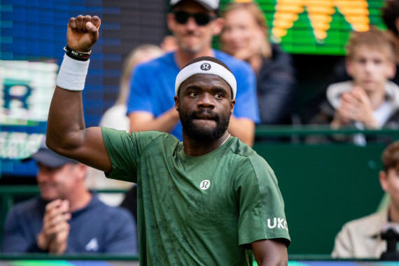 Der US-Amerikaner Francis Tiafoe besiegt French-Open-Finalist Flavio Cobolli in Runde eins mit 2:6 und 6:7 (4:7).