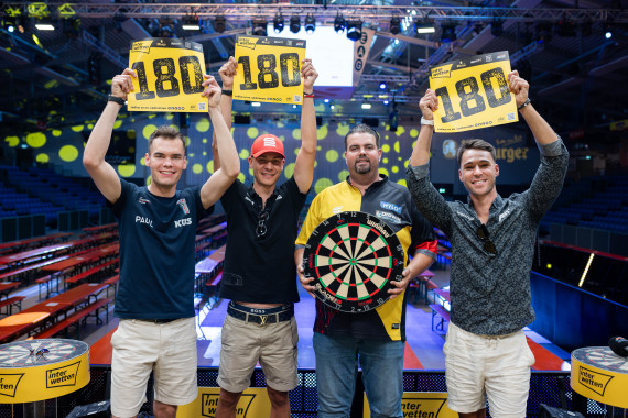 Heinrich, Sheldon van der Linde, Clemens und Kelvin van der Linde (l-r) bei den German Darts Open