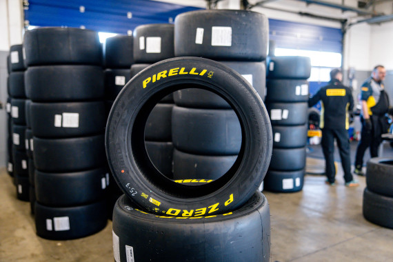 Als Reifenpartner stattet Pirelli die DTM exklusiv aus.jpg
