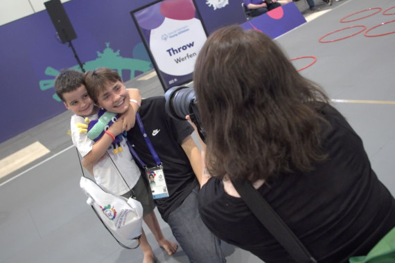 Impressionen von der praktischen Vorstellung des Progamms Special Olympics Young Athletes im Rahmen der Weltspiele in Berlin.