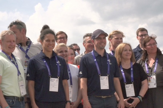 Footage von EM-Botschafter Philipp Lahm und Botschafterin Célia Sasić, die u.a. die deutsche Fußball-Mannschaft sowie weitere Athleten besuchten.