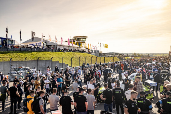 Für Samstag und Sonntag gibt es Zusatztickets für den Besuch der Startaufstellung