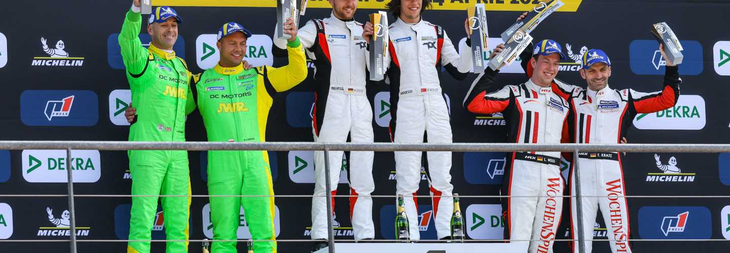 Siegerehrung: v.l.n.r. Jamie Winslow / Damian Ciosek (Inter Europol Competition), Marvin Dienst / Berkay Besler (Toksport WRT), Leonard Weiss / Torsten Kratz (Wochenspiegel Team Monschau)