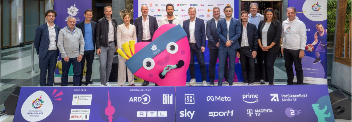 Vertreter*innen des Organisationskomitees der Special Olympics World Games Berlin 2023 und  der Medien-Allianz (v.l.n.r.): Sven Albrecht (CEO Weltspielekomitee Berlin 2023), Roman Steuer (Consultant Broadcast Special Olympics World Games Berlin 2023), Florian Zschiedrich (Moderation ZDF), Matthias Brügelmann (Sportchef BILD), Mirijam Trunk (Chief Crossmedia Officer und Chief Sustainability & Diversity Officer RTL), Olaf Schröder (Sport 1), Matthias Killing (Moderator Sat1), Henning Stiegenroth (Leiter Sportmarketing Deutsche Telekom AG), Axel Balkausky (Leitung ARD-Koordination Sport), Jakob Grauschopf (DAZN), Guido Bülow (Meta), Charly Claasen (Executive Vice-President Sport Sky), Juliane Eßling (Chefredakteurin Sat1), Carsten Schmidt (Vizepräsident Special Olympics Deutschland)