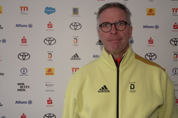 Im Interview spricht Dirk Schimmelpfennig, Chef de Mission, über die Entwicklungen rund um den Corona-Ausbruch im Team Deutschland und blickt auf den ersten Wettkampftag.
