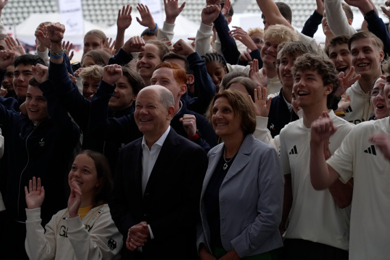 Vorschaubild: Olaf Scholz besucht das Deutsche Haus