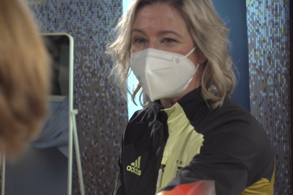 Am zweiten Tag der Einkleidung haben die Eisschnellläufer um Claudia Pechstein sowie die Snowboard-Crosser und Kombinierer ihr Outfit für Peking abgeholt.