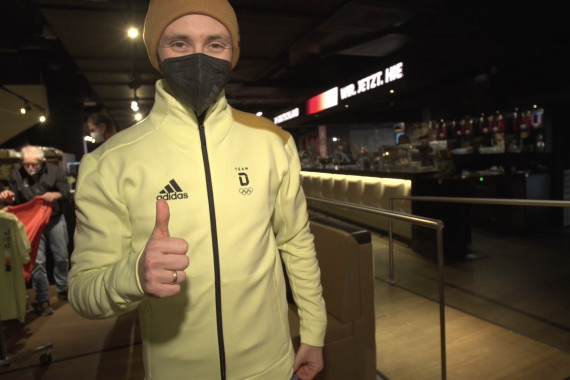 Am zweiten Tag der Einkleidung hat Kombinierer Eric Frenzel sein Outfit für die Spiele in Peking abgeholt.