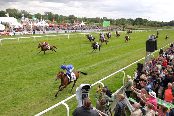 sid Fantastic Moon gewinnt das Deutsche Derby gegen Mr Hollywood