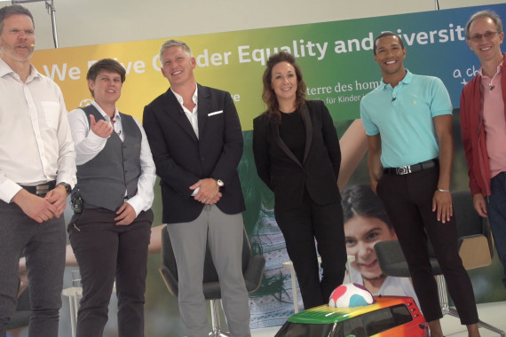 Gleichberechtigung und Diversität im und durch Sport - ein Thema, das nicht zuletzt durch die Fußball-Europameisterschaft 2022 im Fokus steht. Während die DFB-Frauen in England ihren neunten Titel jagen, hat in Milton Keynes eine von Volkswagen organisierte Podiumsdiskussion dazu stattgefunden - unter den Gästen: Weltmeister Bastian Schweinsteiger und die ehemalige Weltfußballerin Nadine Keßler.