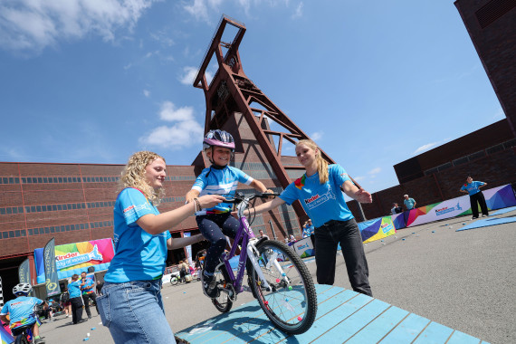 "kinder Joy of Moving mini tour" beim Start der Lidl Deutschland Tour 2025 in Essen