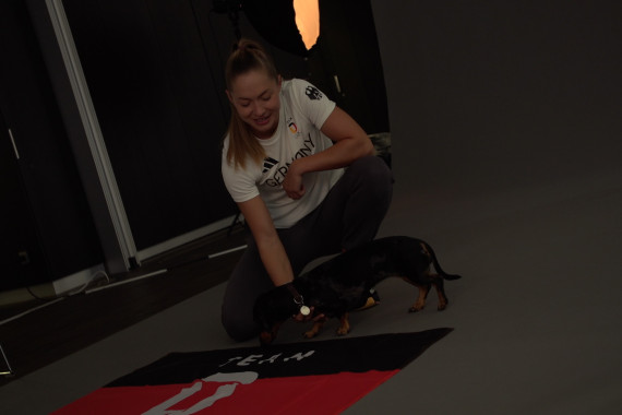 Schnittbilder zur Einkleidung von Team Deutschland mit Malaika Mihambo, Gina Lückenkemper und weiteren Athlet*innen.