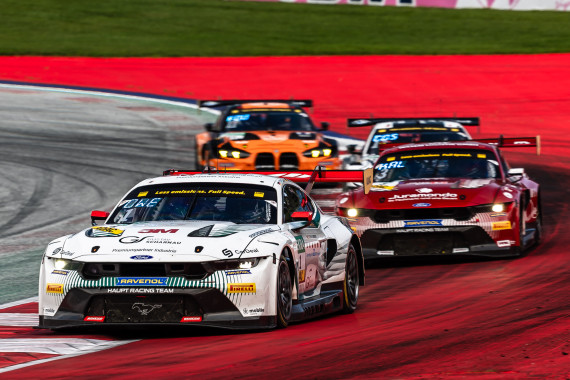 Die Tabellenführer Salman Owega und Finn Wiebelhaus im weißen Ford Mustang GT3