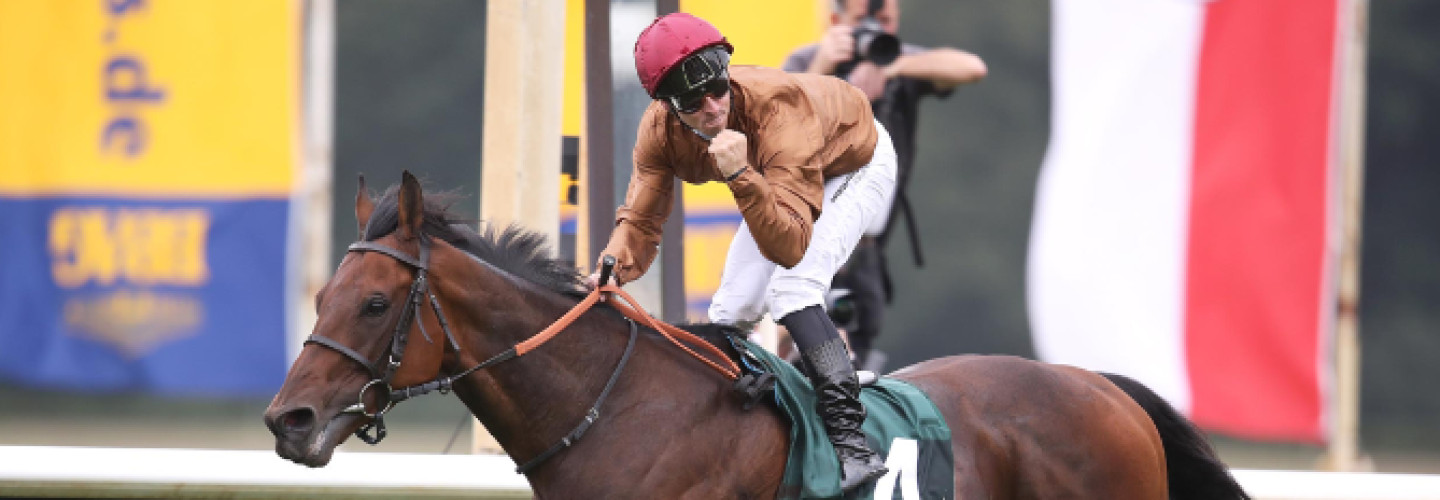 Rene Piechulek bejubelt den Sieg mit Lord Charming im Preis der Deutschen Einheit