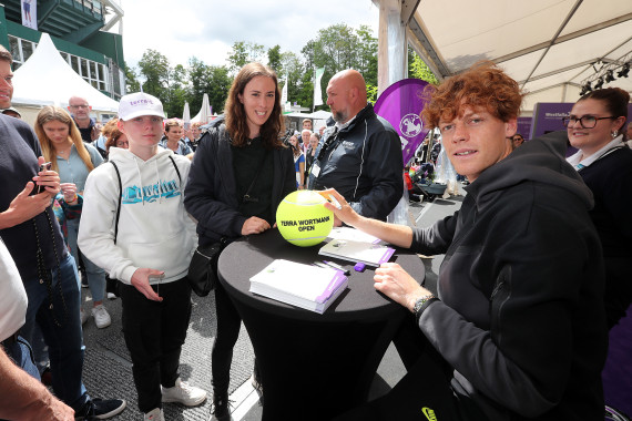 JannikSinner bei seiner Autogrammstunde