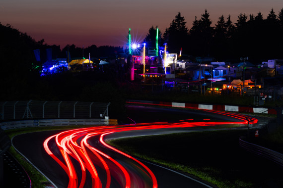 24h-2025_Fanbereiche-Nordschleife-Nacht_Foto-GruppeC-ADAC