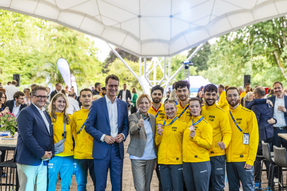 Hendrik Wüst (Ministerpräsidenten von Nordrhein-Westfalen) mit deutschen Athlet*innen