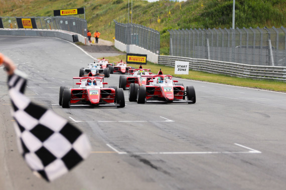 Conrad Laursen kommt hauchdünn vor Andrea Kimi Antonelli (15/ITA/Prema Racing) ins Ziel