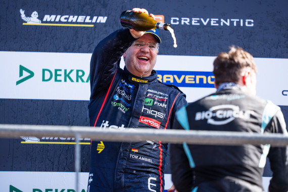 Thomas Ambiel möchte auch bei seinem Heimrennen wieder eine Champagnerdusche erleben