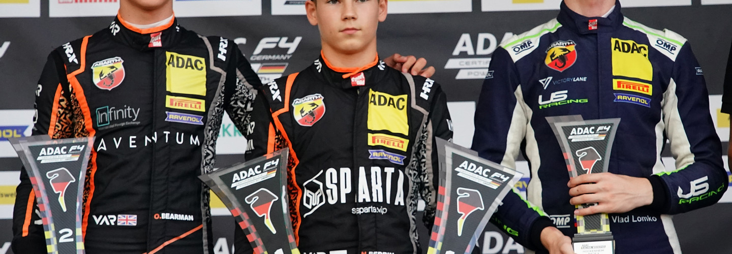 Siegerehrung nach Rennen 3: Nikita Bedrin (Mitte) gewann vor Oliver Bearman (li) und Vlad Lomko (re)