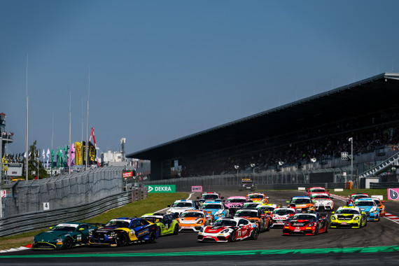 Mächtig Action im Sonntagsrennen der ADAC GT4 Germany auf dem Nürburgring