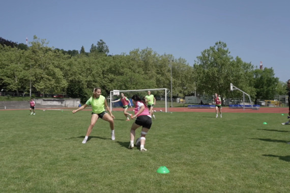 Almuth Schult trifft im Rahmen des United Summer Camps in Zürich unter anderem eine U-19-Mannschaft aus geflüchteten afghanischen Nachwuchs-Fußballerinnen.