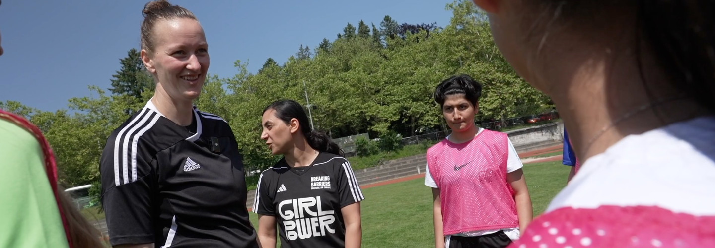 United Summer Camp: Almuth Schult trifft afghanische Nachwuchs-Fußballerinnen in Zürich