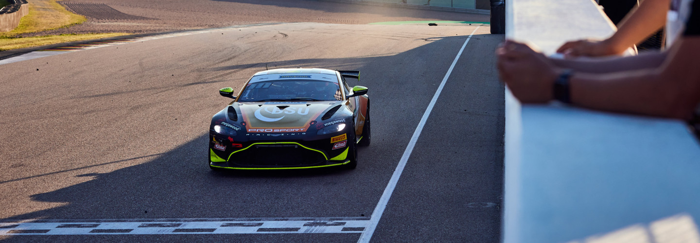 Der Aston Martin von Prosport Racing bei der Zieldurchfahrt