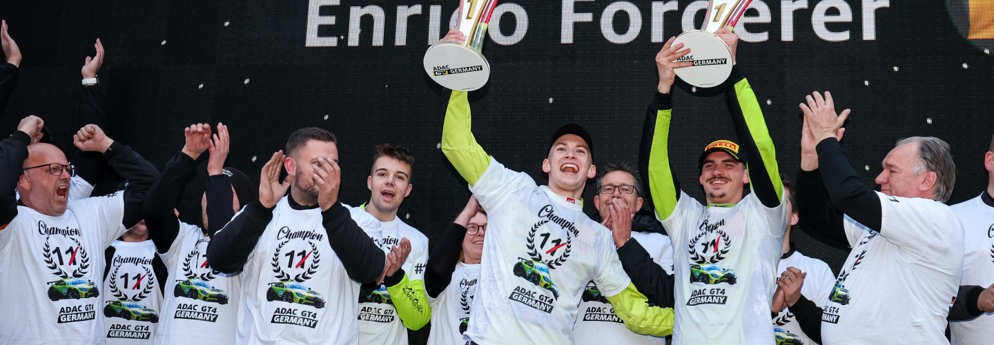 Eingeschworene Truppe: Großer Jubel bei SR Motorsport by Schnitzelalm