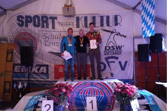 Das Podium der Gesamtwertung Wingsuit Performance: Jörg Kleine, Stefan Gilbert, Fabio Neujahr (vl)