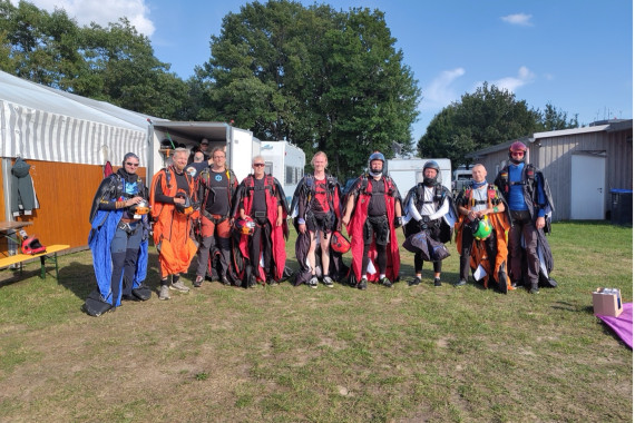 Die Teilnehmenden in Wingsuit Performance.