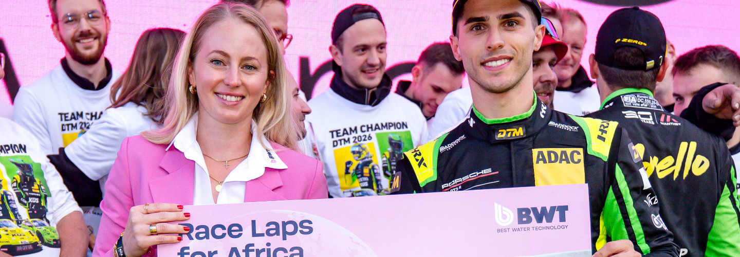Anna Grubeck (Head of Sportsponsoring bei BWT) überreichte DTM-Champion Thomas Preining einen symbolischen Check
