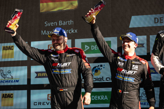 Sven Barth (links) und Maxim Dirickx (rechts) feiern ihren zweiten Platz