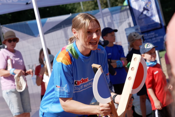 Der Sportplatz als interaktive Erlebniswelt: Beim kinder Joy of Moving „Sommer der Kinderleichtathletik“ haben rund 200 kleine Sportler zwischen sechs und zwölf Jahren einen abwechslungsreichen Spiel- und Sporttag erlebt. Begleitet wurde der Nachwuchs von den ehemaligen Leichtathleten Frank Busemann und Lisa Mayer - die olympischen Medaillengewinner engagieren sich gerne für das Event.