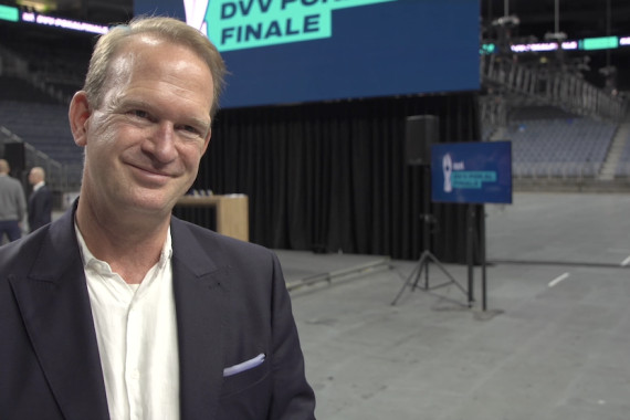 Im Interview spricht  Stefan Löcher, Geschäftsführer der LANXESS arena, u.a. über das Zoi DVV-Pokalfinale, welches ab 2027 in der Lanxess arena stattfindet.