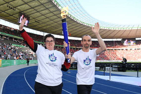 Fackellauf vor dem DFB Pokal - Roessler und Herberg