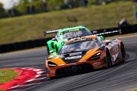 In einem McLaren 720S GT3 Evo greift Timo Glock dieses Jahr an