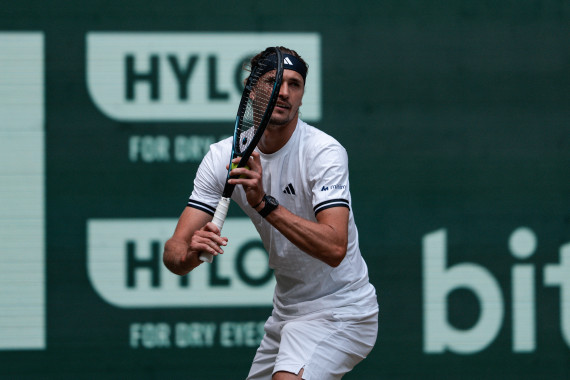 Zverev serviert sich ins Viertelfinale