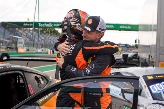 Freude nach dem Sieg am Lausitzring: Leyton Fourie und Tim Zimmermann