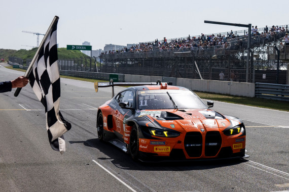 Die Zielflagge für Tim Zimmermann und Leyton Fourie in Zandvoort