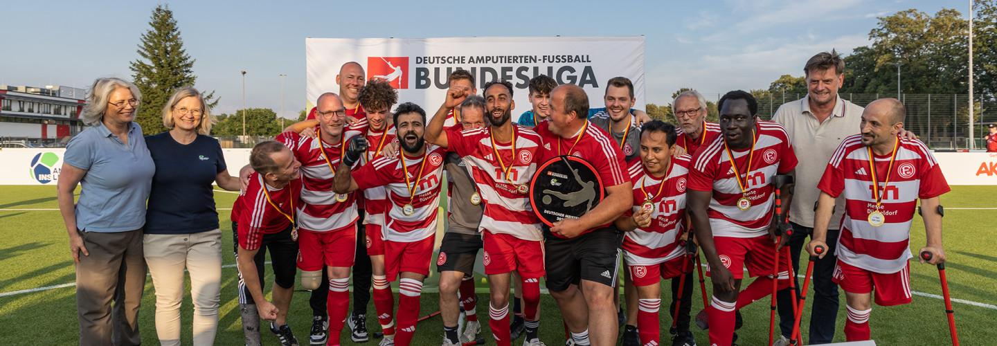 Fortuna Düsseldorf nimmt zum zweiten Mal in drei Jahren die Meisterschale entgegen