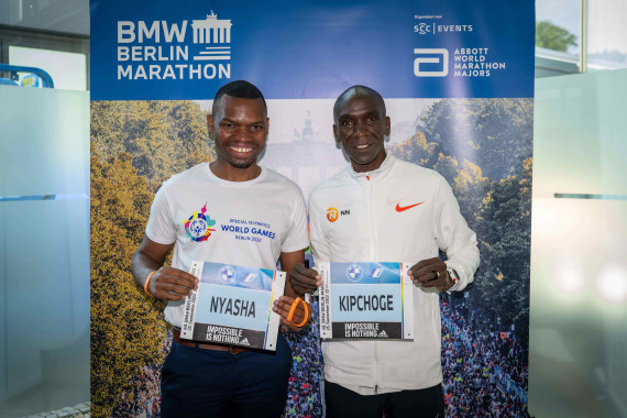 International Global Messenger Nyasha Derera trifft Olympiasieger Eliud Kipchoge