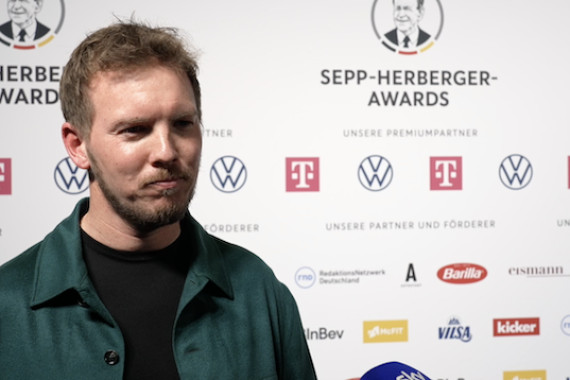 Im Interview spricht Bundestrainer Julian Nagelsmann u.a. über die Verleihung der Sepp-Herberger-Awards sowie die Bedeutung des Ehrenamts für den Sport. Außerdem blickt er auf die anstehenden Partien im Final Four der Nations League.