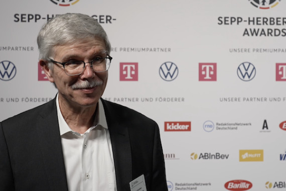 Im Interview spricht Ralph-Uwe Schaffert, Vorsitzender der DFB-Stiftung Sepp Herberger, u.a. über die Awards in der Autostadt in Wolfsburg sowie die Bedeutung des Ehrenamts.
