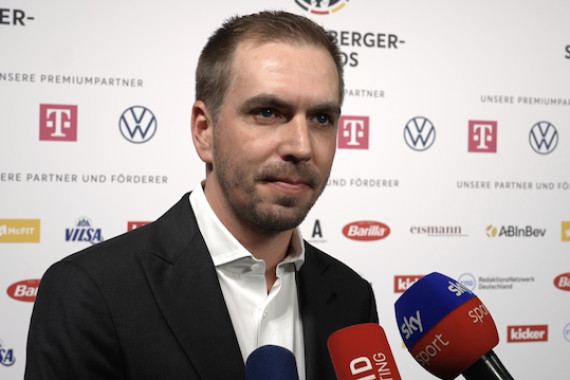 Im Interview spricht Fußball-Weltmeister Philipp Lahm u.a. über die Verleihung der Sepp-Herberger-Awards und die Bedeutung des Ehrenamts. Außerdem blickt er auf die anstehenden Viertelfinalpartien in der Champions League und die sportliche Zukunft von Thomas Müller.